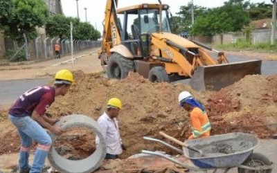 Após pedido do prefeito de Três Lagoas, rede de esgoto começa a ser construída em rua do Santa Terezinha