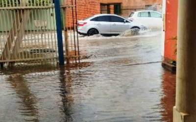 Chuva inunda rua no centro da cidade e prejudica comércio