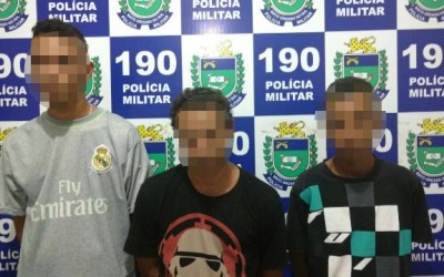 Rádio Patrulha flagra trio em ponto de comercialização de drogas e menor diz “não vou “caguetar” o traficante.”