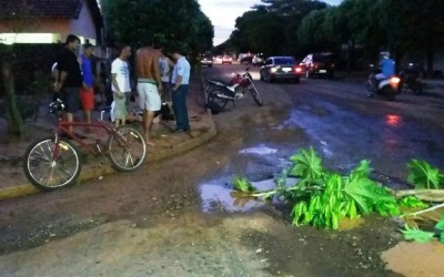 Buracos nas ruas do bairro Vila Nova, causam acidente de trânsito 