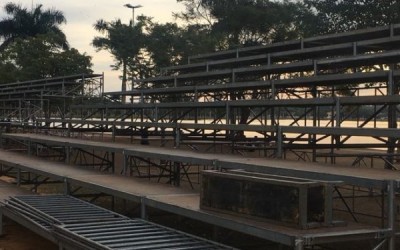 Estruturas de arquibancada e palco para o aniversário da cidade devem ficar prontas após o final de semana