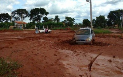 Dois veículos ficam atolados no bairro Jardim Carandá