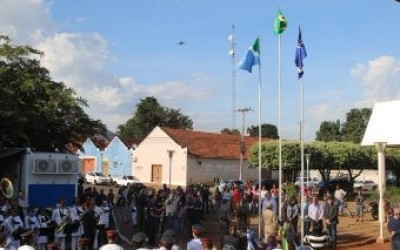 Três-lagoenses e autoridades prestigiam hasteamento das bandeiras nacional, do estado e município nos 103 anos de Três Lagoas