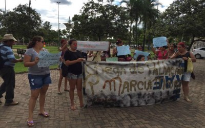 Contemplados do Residencial Orestinho fazem manifestação na área central e prometem ir até a casa da prefeita
