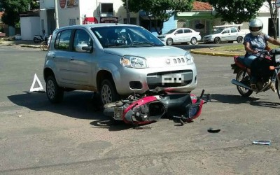 Moto fica embaixo de carro após colisão no Vila Nova 