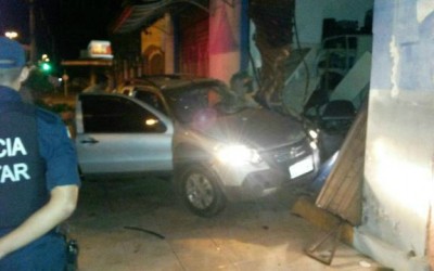 Na madrugada, veículo destrói fachada de comércio no Lapa