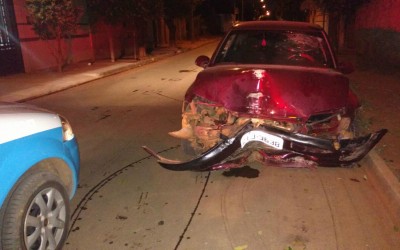 Motorista bate em poste e abandona carro no bairro Paranapungá