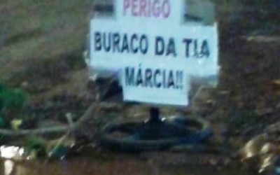 Buraco na Clodoaldo Garcia é sinalizado por moradores 