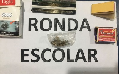 Ronda Escolar prende jovem e apreende adolescente com drogas