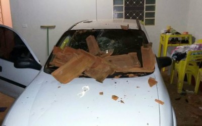 Enfurecida por ciúmes, mulher destrói carro do marido durante festa 