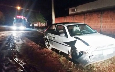 Motorista que bateu em muro de residência abandonou o veículo no Paranapungá