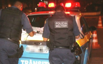 Após dar “cavalo de pau”, jovem em Ford Escort foge da polícia e tem carro apreendido 