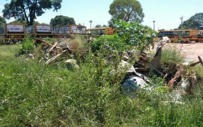 Lixo toma conta de órgão público municipal de Três Lagoas
