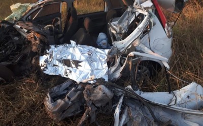 Acidente entre carro e carreta deixa uma pessoa morta na BR-158