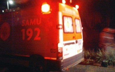 Homem é golpeado pelas costas em tentativa de homicídio e recebe ajuda de populares