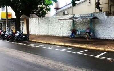 Descubra você mesmo: Estacionamento para motos ou ponto de ônibus?