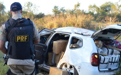 Após perseguição, Renault Duster capota e PRF descobre 1 tonelada de maconha 