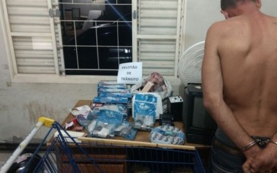 Homem que encontrou carrinho de compras perto de estação é detido e levado para a delegacia 