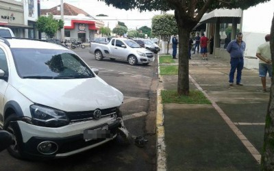 Voltando da balada, motorista perde o controle e colide contra vitrine de loja na região central 