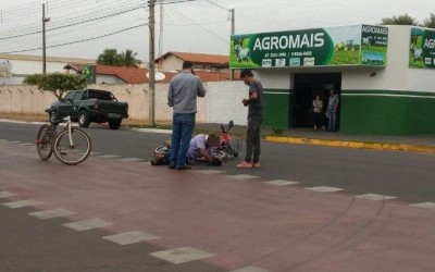 Acidente entre carro e bicicleta elétrica deixa idoso ferido