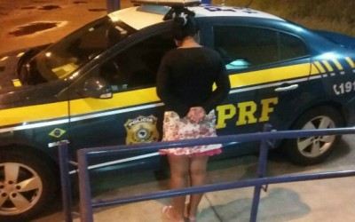 PRF de Três Lagoas prende mulher que transportava 2kg de haxixe em ônibus 