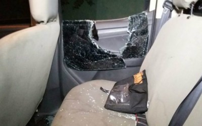 Após ter moto apreendida, jovem se descontrola e quebra viatura policial