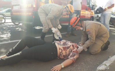 Condutora de bicicleta elétrica fica ferida ao colidir contra carro parado