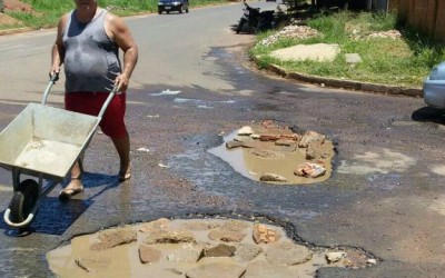 Cansado de esperar pelo poder público, morador realiza ”tapa buracos”