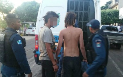 Produtores de artesanato agridem homem acusado de passar a mão em mulher na área central de Três Lagoas