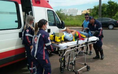 Acidente entre moto e carro deixa uma pessoa ferida no bairro Colinos