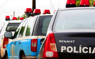 Homem tenta assassinar casal, que consegue fugir e para se vingar ateia fogo na casa das vítimas 