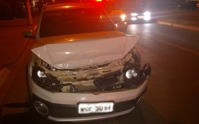 Condutor embriagado colide na traseira de caminhão do Corpo de Bombeiros