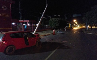 Carro fica parcialmente destruído após colidir em motos e quase derrubar poste