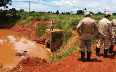 Motorista sofre acidente e cai com carro em lagoa na região do Novo Oeste