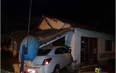 Em Arapuá, condutor perde controle e carro atinge prédio de associação