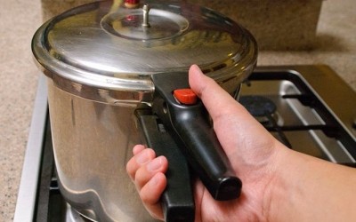 Filha usa panela de pressão para defender a mãe, que estava sendo agredida