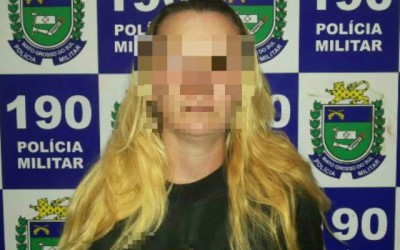 Mulher com arma de fogo é detida pela Polícia Militar
