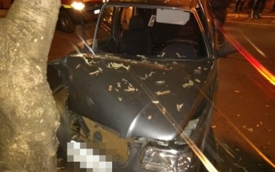 Sem CNH e com sinais de embriaguez, jovem de 18 anos colide contra árvore