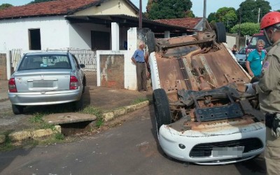 Carro capota na esplanada NOB e mobiliza equipes do SAMU e Bombeiros