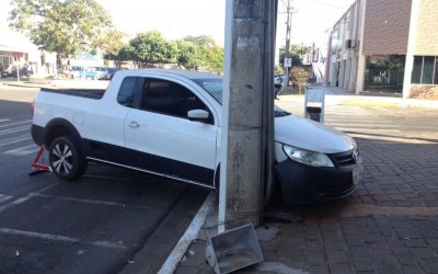 Veículo perde controle e carro fica preso entre postes