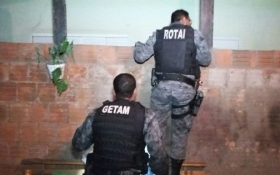 Durante ação policial para combater o tráfico de drogas, filho foge e deixa a mãe para trás