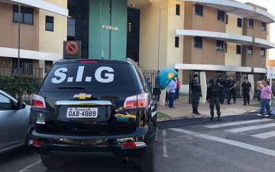 Casal causa confusão na porta do Fórum após audiência