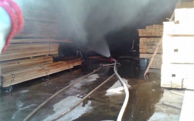 Incêndio em depósito de madeireira mobiliza bombeiros de Três Lagoas