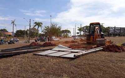 Prefeitura justifica derrubada de outdoor por propaganda eleitoral em espaço público