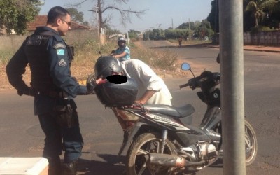 Idoso embriagado em Shineray atravessa avenida e provoca acidente