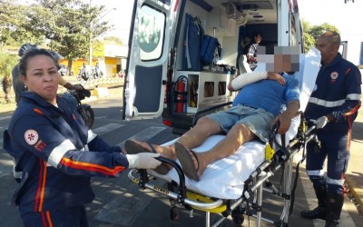 Homem cai de bicicleta e tem braço perfurado pelo guidão