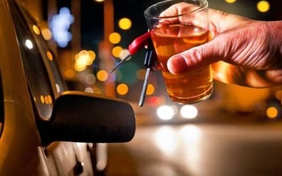 Jovem colide carro em muro de residência após sair de festa embriagado