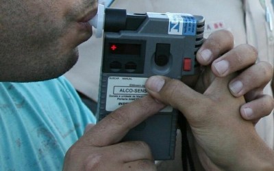 Polícia prende homem dirigindo bêbado e sem CNH
