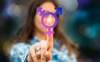 Transexuais e travestis podem perder direito de usar nome social nas escolas