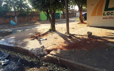 Carro desgovernado arranca “orelhão”, placa de sinalização e quase invade locadora 